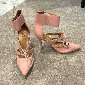 NWOT Bebo, dusty rose 3 inch pointed toe stilettos. No stain marks. Size 8